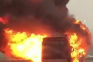 Xe giường nằm bốc cháy dữ dội trên quốc lộ