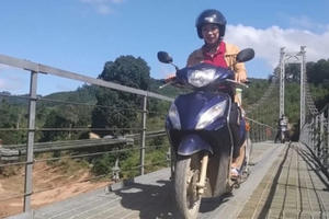 Giáo viên vượt hàng chục km đường rừng mỗi ngày mang cơm cho học sinh