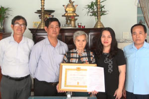 Huyện Long Thành trao huy hiệu Đảng cho 2 Đảng viên lớn tuổi