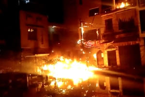 Hà Nội: Người đàn ông ném “bom xăng” sang nhà hàng xóm rồi châm lửa tự đốt nhà mình