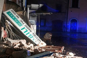 Động đất kép và ít nhất 60 dư chấn rúng động Italia