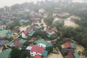 Nước sông dâng cao cô lập hàng ngàn hộ dân ngoài đê sông Lam