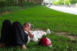 Người lao động Thủ đô oằn mình trên đỉnh điểm nắng nóng dự báo mai mới chấm dứt