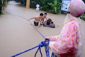 Điểm báo ngày 15/12/2016: 20 bé mẫu giáo thoát chết trong lũ quét
