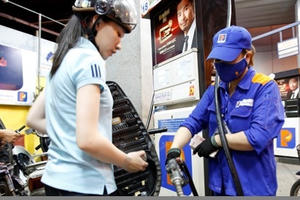 Giá xăng dầu thế giới giảm sốc, dân vẫn phải mua giá cao