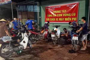 Đội quân sửa xe miễn phí hồi sinh “ngựa sắt” cho bà con vùng lũ Hà Tĩnh