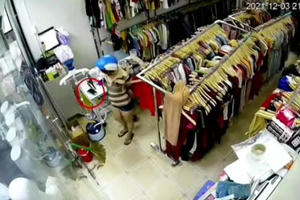 [video]: Bị phát hiện ăn trộm, đôi nam nữ đánh rơi cả con nhỏ trong lúc tẩu thoát