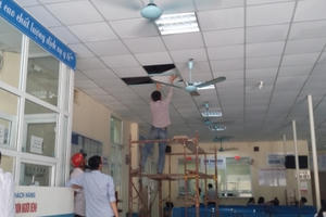 Hoảng loạn vì mảnh kim loại trên trần nhà rơi ở BV tai mũi họng Trung Ương