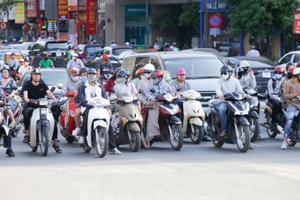 Miền Bắc ngày nắng nóng gay gắt, chiều tối mưa to