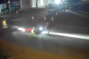 Mang theo 6 quả pháo tự chế, thanh niên lao xe máy điện vào CSGT nhằm tẩu thoát