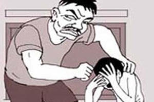 Thanh Hóa: Phẫn nộ cảnh bố dùng dây điện đánh con thâm tím khắp cơ thể