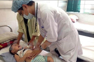 Cảnh giác với bệnh viêm não khi trẻ sốt cao trong ngày nắng nóng