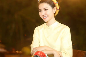 Hoa hậu Ngọc Duyên mặc áo dài rực rỡ tất bật chạy show cuối năm