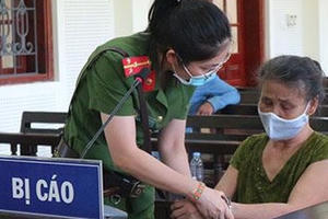 Chồng say rượu đập phá đồ đạc bị vợ siết cổ, dùng gậy gỗ đánh tử vong