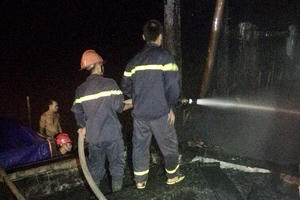 Thanh Hóa: Tàu cá 110 CV bốc cháy dữ dội lúc nửa đêm