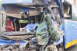 Quảng Ngãi: Xe khách và xe chở gỗ đâm trực diện, 14 người thương vong