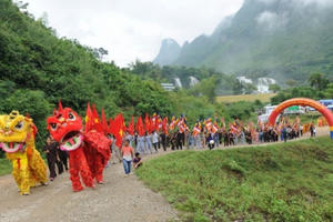 Cao Bằng: Mãn nhãn với nghi thức rước "nước thiêng" tại thác Bản Giốc