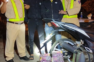 Gia Lai: Phát hiện 02 thanh niên vận chuyển 15 hộp pháo hoa