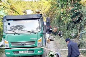 Nghệ An: Thầy giáo tử vong sau khi va chạm với xe tải