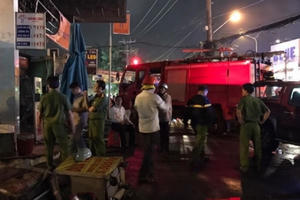 Trạm xăng quân đội cháy ngùn ngụt, thiêu rụi nhiều xe máy