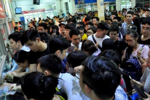 Bến xe kẹt cứng, người dân vạ vật đợi xe về nghỉ lễ