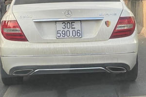 Hình ảnh xe sang dán băng keo làm sai lệch biển số gây xôn xao dân mạng