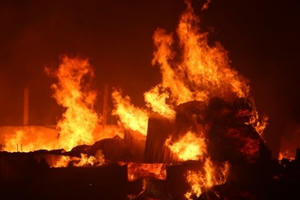 Thanh Hóa: Bão lửa ở kho hàng mây tre đan, hàng trăm công nhân tháo chạy