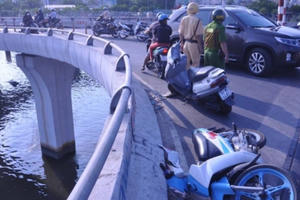 Xe máy va vào thành cầu, 2 người rơi xuống kênh thương vong