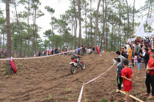 Thi đấu xe địa hình trên cao nguyên đá