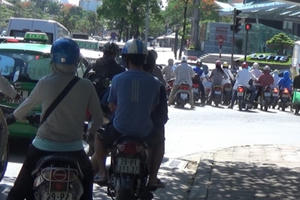 Dừng ở bóng râm khi chờ đèn đỏ sẽ bị xử lý như thế nào? Dừng ở bóng râm khi chờ đèn đỏ sẽ bị xử lý như thế nào?