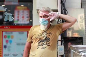 'Mắc kẹt' ở Việt Nam vì Covid-19, khách Tây ra vỉa hè bán bánh chiên