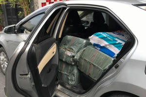 Thuê ô tô chạy Grab để vận chuyển thuốc lá lậu