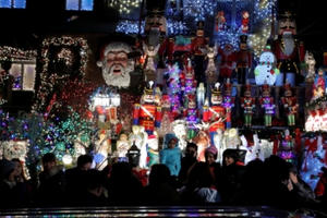 Chùm ảnh thế giới rực rỡ trong đêm Giáng sinh