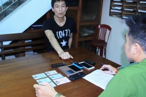 Mượn Camry vào Đà Nẵng du lịch với chân dài để trốn truy nã