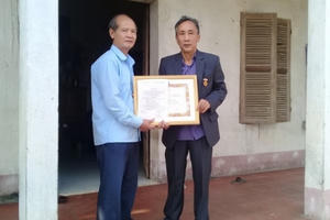 "Tù oan" Hàn Đức Long nhận huy hiệu 30 năm tuổi Đảng