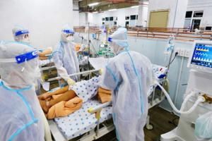 Việt Nam có gần 5.800 ca COVID-19 nặng đang điều trị