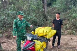 Bắt giữ đối tượng vận chuyển hàng trăm kg xúc xích bẩn vào Việt Nam tiêu thụ ngày cận tết