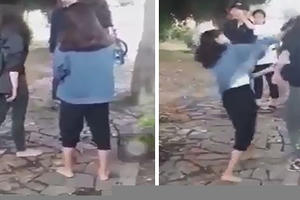 Bức xúc clip nữ sinh lớp 10 bị 2 nữ sinh túm tóc, tát liên tục vào mặt