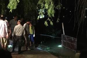 Hà Nam: Ông nội mắc kẹt trong cống thoát nước khi nhảy xuống hồ cứu cháu gái