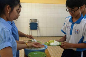 ‘Con ở lại ăn trưa, cô gửi tiền rồi, đừng lo!’