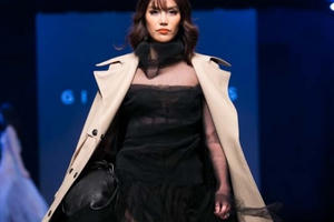 Siêu mẫu Lan Khuê diện đầm đen kiêu kỳ làm vedette trên sàn diễn Vietnam International Fashion Week Thu Đông 2018