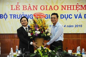 Chính thức bàn giao nhiệm vụ tới Bộ trưởng Bộ GD&ĐT Phùng Xuân Nhạ Chính thức bàn giao nhiệm vụ tới Bộ trưởng Bộ GD&ĐT Phùng Xuân Nhạ