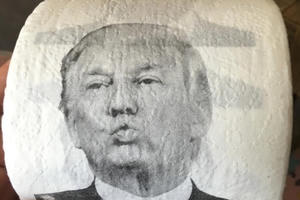 Giấy vệ sinh in hình Donald Trump bán chạy gấp 6 lần hình Clinton