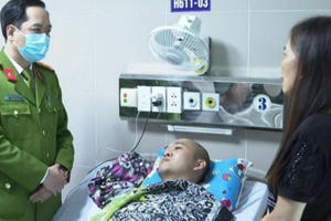 Khống chế đối tượng tâm thần, 2 công an xã bị chém trọng thương