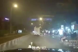 Clip: Thanh niên "chơi lầy" lăn đùng trước mặt ô tô tính ăn vạ