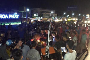 Vụ 2 cô gái tử vong bất thường trong đêm: Người dân mang quan tài tới trụ sở công an huyện Yên Mỹ!