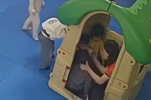 Bé 3 tuổi bị cô giáo tát tại trường mầm non Hưng Yên: Nhà trường lên tiếng, thông báo hình thức xử lý Bé 3 tuổi bị cô giáo tát tại trường mầm non Hưng Yên: Nhà trường lên tiếng, thông báo hình thức xử lý