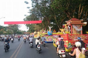 Huế: Phố phường rực rỡ đón chào Đại lễ Phật đản