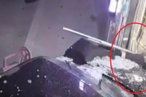 Clip: Kinh hoàng khoảnh khắc người phụ nữ đang ngồi trước cửa nhà bị ô tô “điên” đâm trực diện