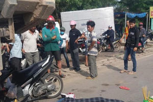 Xe ben chuyển làn đột ngột khiến 3 mẹ con thương vong